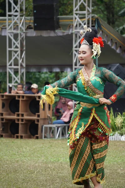 インドネシアでは スンベラスリ デュリアン フェスティバルで皇后の踊りを披露する このダンスはブライタルの歓迎ダンスです — ストック写真