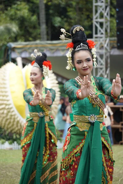 インドネシアでは スンベラスリ デュリアン フェスティバルで皇后の踊りを披露する このダンスはブライタルの歓迎ダンスです — ストック写真