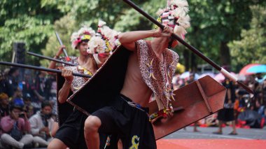 Endonezyalı dilenci dansı yapıyor. Bu boynuz gagalı dans, genellikle Dayak Kenyah kabilesinin genç kadınları tarafından sahnelenen boynuzlu gagaların günlük yaşamını tasvir eder.