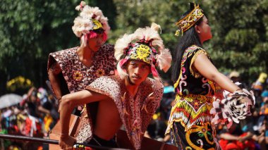 Endonezyalı dilenci dansı yapıyor. Bu boynuz gagalı dans, genellikle Dayak Kenyah kabilesinin genç kadınları tarafından sahnelenen boynuzlu gagaların günlük yaşamını tasvir eder.