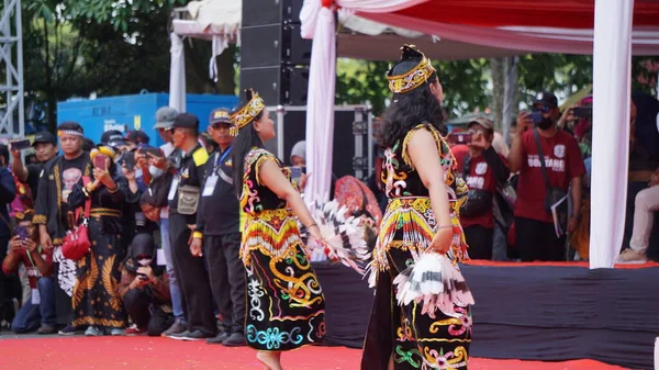 Indonésio Realizar Dança Enggang Esta Dança Hornbill Retrata Vida Diária — Fotografia de Stock