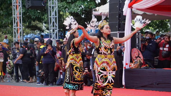 Indonesisch Optreden Enggang Dans Deze Neushoorndans Toont Het Dagelijks Leven — Stockfoto