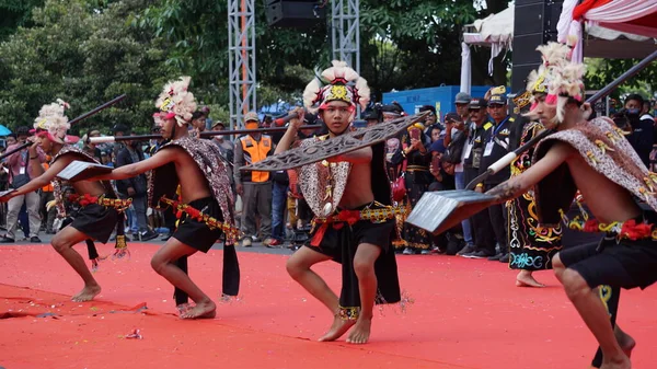 インドネシア人はギャングダンスをする このホルモンダンスは 通常はダヤク族の若い女性によって行われるホルモンの日常生活を描いています — ストック写真
