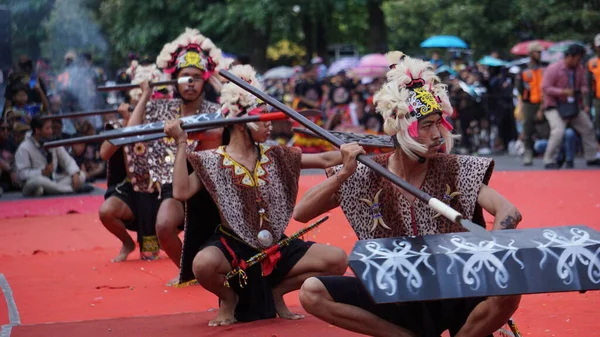 Endonezyalı Dilenci Dansı Yapıyor Boynuz Gagalı Dans Genellikle Dayak Kenyah — Stok fotoğraf