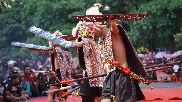 印尼人表演英刚舞曲 这种角质舞描绘了通常由Dayak Kenyah部落的年轻妇女表演的角质舞的日常生活 — 图库照片
