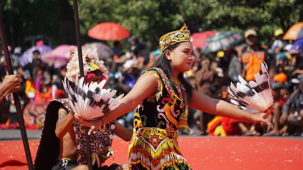 Indonésio Realizar Dança Enggang Esta Dança Hornbill Retrata Vida Diária — Fotografia de Stock