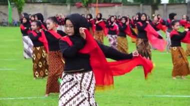 Endonezyalı Gambyong dansı yapıyor. Bu dans Central Java 'dan geliyor. Bu dans gösteriler ya da misafirler için yapılır.