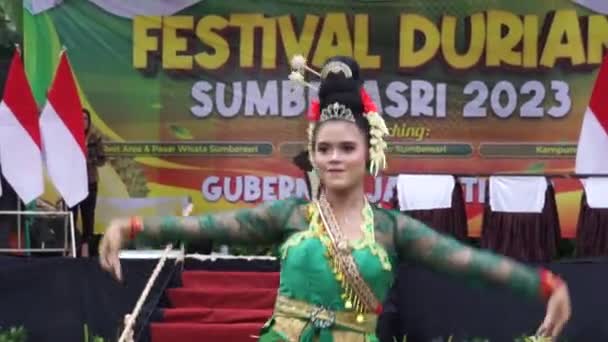 印尼人在Sumberasri Durian节表演空舞 这是一种受欢迎的Blitar舞曲 — 图库视频影像