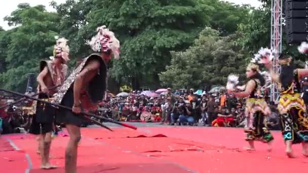 Индонезийское Исполнение Enggang Dance Танец Изображает Повседневную Жизнь Горноногих Которые — стоковое видео