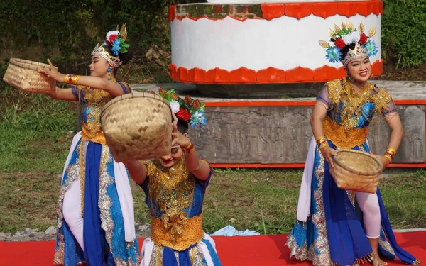 インドネシア人はニティ ソワンの怪我の儀式で怪我をしたダンスを披露する ダンスは洪水を克服し 税金を免除することができますBagawanta Bhariについて語ります — ストック写真