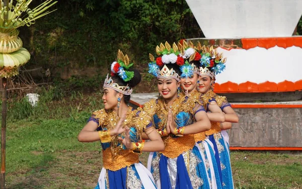 Indonezyjski Wykonać Harinjing Taniec Niti Sowan Harinjing Ceremonii Taniec Opowiada — Zdjęcie stockowe