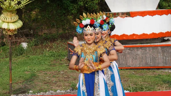 印尼人在尼蒂 哈林金仪式上表演哈林金舞曲 该舞蹈讲述了Bhagawanta Bhari的故事 他能够战胜洪水并获得免税 — 图库照片