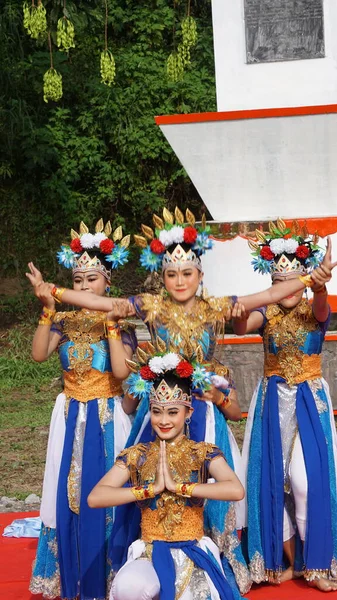 Indonesiano Eseguire Danza Harinjing Niti Sowan Harinjing Cerimonia Danza Racconta — Foto Stock