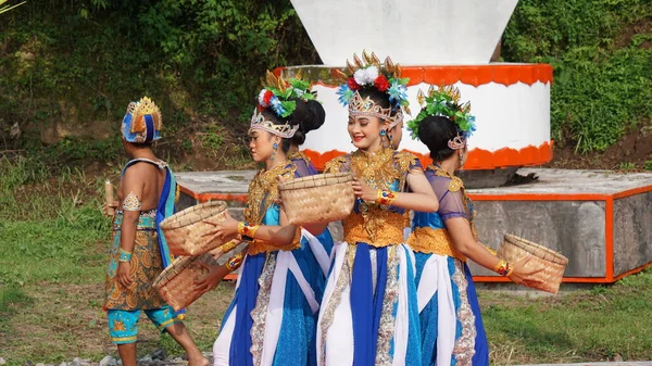 Indonéský Provést Harinjing Tanec Niti Sowan Harinjing Obřad Tanec Vypráví — Stock fotografie