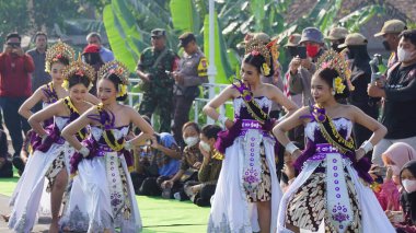 Lenggang Kali Brantas Dansı. Bu dans Brantas nehrinin bazen sakin, bazen de ağır bir su akışını tasvir eder.