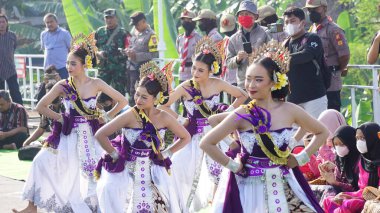 Lenggang Kali Brantas Dansı. Bu dans Brantas nehrinin bazen sakin, bazen de ağır bir su akışını tasvir eder.