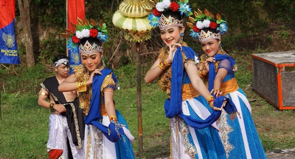 印尼人在尼蒂 哈林金仪式上表演哈林金舞曲 该舞蹈讲述了Bhagawanta Bhari的故事 他能够战胜洪水并获得免税 — 图库照片