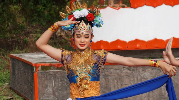 Indonezyjski Wykonać Harinjing Taniec Niti Sowan Harinjing Ceremonii Taniec Opowiada — Zdjęcie stockowe