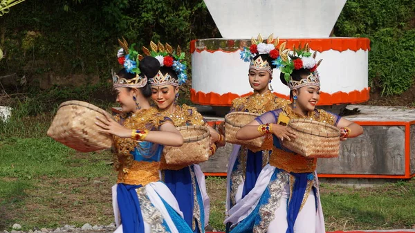 Индонезийцы Исполняют Танец Гаринджета Церемонии Гаринджета Niti Sowan Танец Рассказывает — стоковое фото