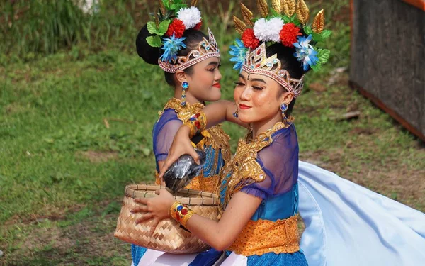 Indonéský Provést Harinjing Tanec Niti Sowan Harinjing Obřad Tanec Vypráví — Stock fotografie