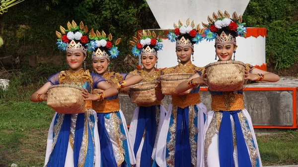 Indonesisk Utföra Harinjing Dans Niti Sowan Harinjing Ceremoni Dansen Berättar — Stockfoto