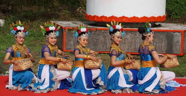 Endonezyalı Niti Sowan Harinjing Seremonisinde Harinjing Dansı Yapıyor Dans Bhagawanta — Stok fotoğraf