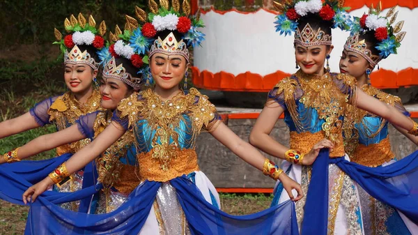 Indonésien Effectuer Harinjing Danse Sur Niti Sowan Harinjing Cérémonie Danse — Photo