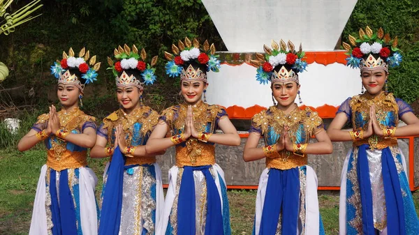 Indonesisk Utföra Harinjing Dans Niti Sowan Harinjing Ceremoni Dansen Berättar — Stockfoto