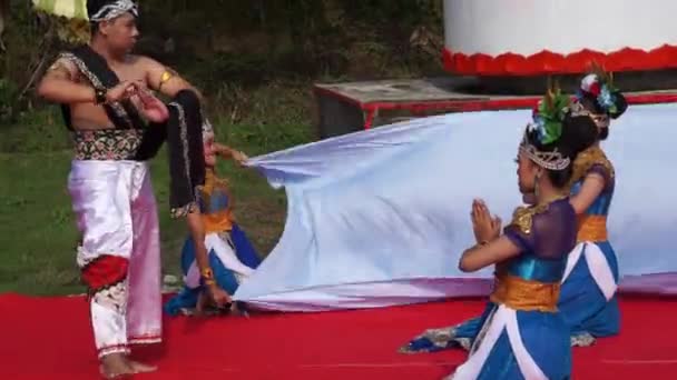 Endonezyalı Niti Sowan Harinjing Seremonisinde Harinjing Dansı Yapıyor Dans Bhagawanta — Stok video