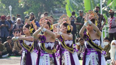 Lenggang Kali Brantas Dansı. Bu dans Brantas nehrinin bazen sakin, bazen de ağır bir su akışını tasvir eder.