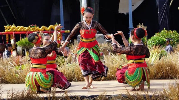 stock image Indonesian perform Sarinah dance. This dance depicts Sarinah, the woman who became President Sukarno's caretaker