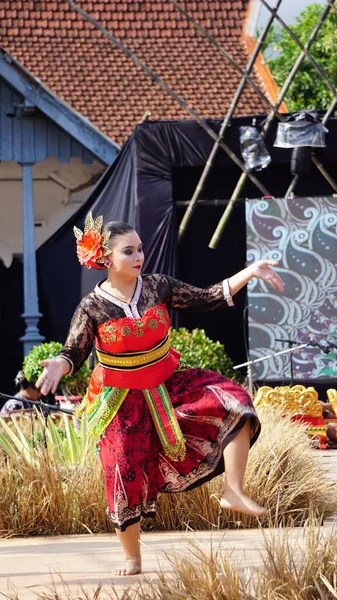 Индонезийцы Исполняют Танец Сарины Танец Изображает Сарину Женщину Которая Стала — стоковое фото