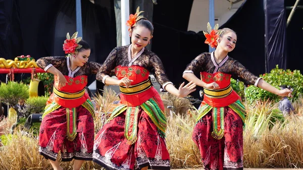 Indonesiano Eseguire Danza Sarinah Questa Danza Raffigura Sarinah Donna Che — Foto Stock