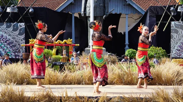Indonezyjski Taniec Sarinah Ten Taniec Przedstawia Sarinah Kobietę Która Została — Zdjęcie stockowe