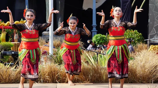 Indonezyjski Taniec Sarinah Ten Taniec Przedstawia Sarinah Kobietę Która Została — Zdjęcie stockowe