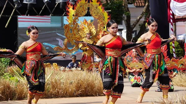 Tańcz Puspa Dahana Puspa Przedstawia Piękno Czułość Gałęzie Symbolizują Płonącego — Zdjęcie stockowe