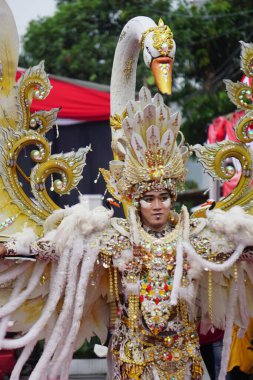 Biro Moda Karnavalı 'na katılan kişi. Bu Endonezya kostüm karnavallarından biri.