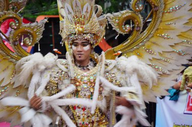 Biro Moda Karnavalı 'na katılan kişi. Bu Endonezya kostüm karnavallarından biri.