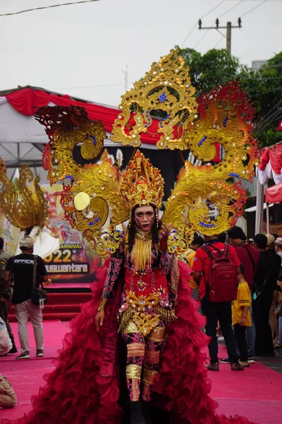 Die Teilnehmerin Des Biro Fashion Carnival Dies Ist Einer Der — Stockfoto