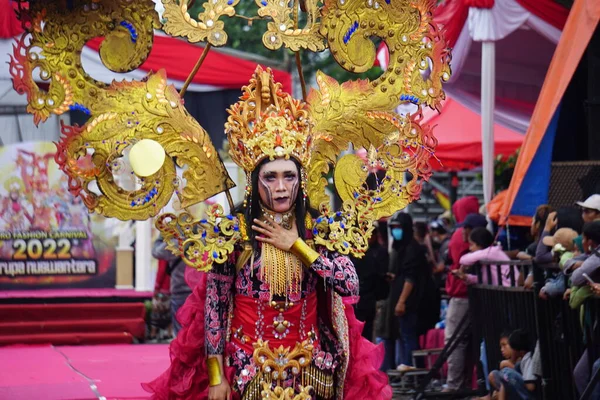 Συμμετέχων Στο Biro Fashion Carnival Αυτό Είναι Ένα Από Ινδονησιακά — Φωτογραφία Αρχείου