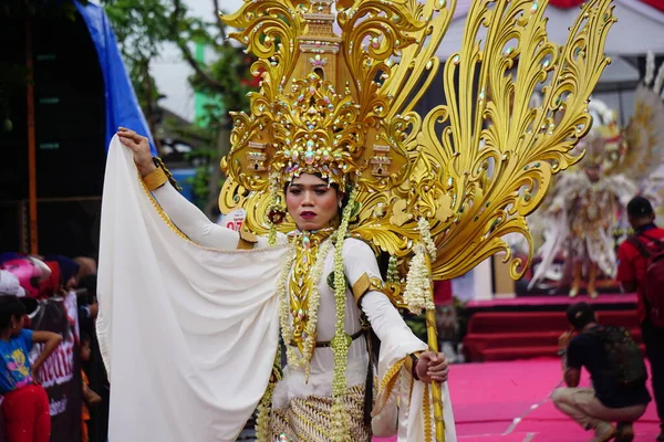 Účastník Biro Fashion Carnival Tohle Jeden Indonéských Karnevalů Kostýmech — Stock fotografie