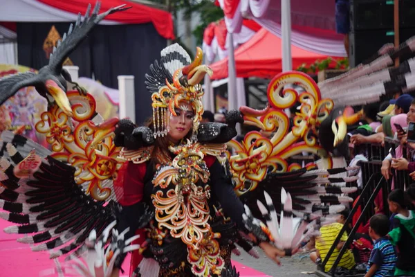 Deelnemer Aan Biro Fashion Carnaval Dit Een Van Indonesische Kostuumcarnavals — Stockfoto