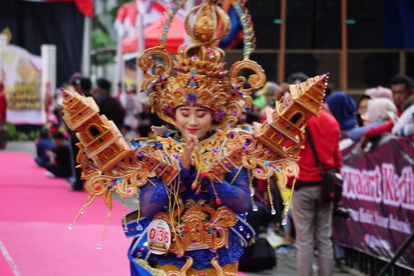 Participant Biro Fashion Carnival Est Des Carnavals Costumés Indonésiens — Photo