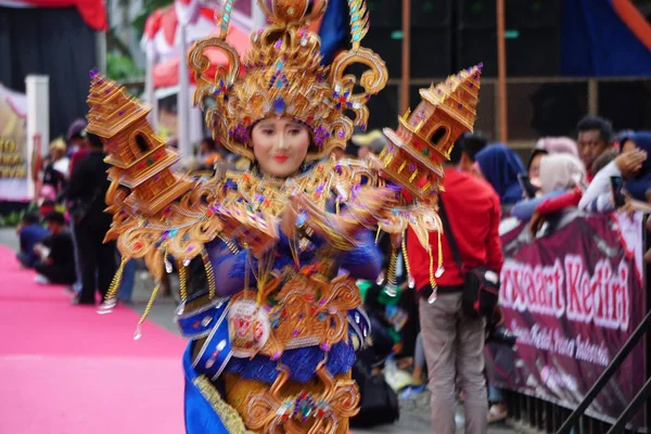 Participant Biro Fashion Carnival Est Des Carnavals Costumés Indonésiens — Photo