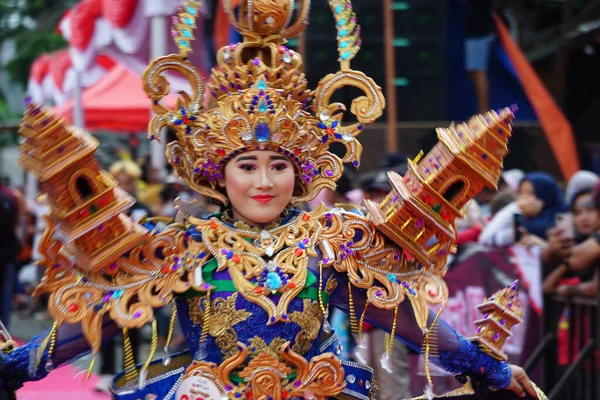 Biro Fashion Carnivalに参加 これはインドネシアの衣装のカーニバルの一つです — ストック写真