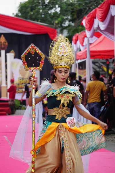 Deelnemer Aan Biro Fashion Carnaval Dit Een Van Indonesische Kostuumcarnavals — Stockfoto