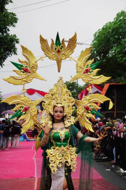 Biro Moda Karnavalı 'na katılan kişi. Bu Endonezya kostüm karnavallarından biri.