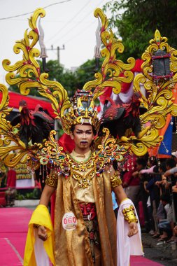 Biro Moda Karnavalı 'na katılan kişi. Bu Endonezya kostüm karnavallarından biri.
