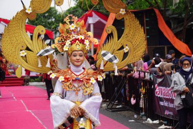 Biro Moda Karnavalı 'na katılan kişi. Bu Endonezya kostüm karnavallarından biri.