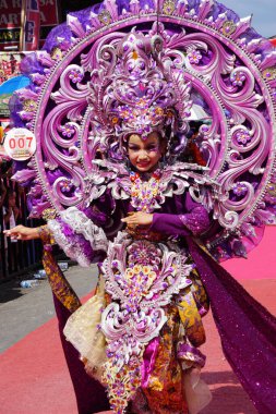 Biro Moda Karnavalı 'na katılan kişi. Bu Endonezya kostüm karnavallarından biri.